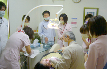 歯周病専門医による研修の様子
